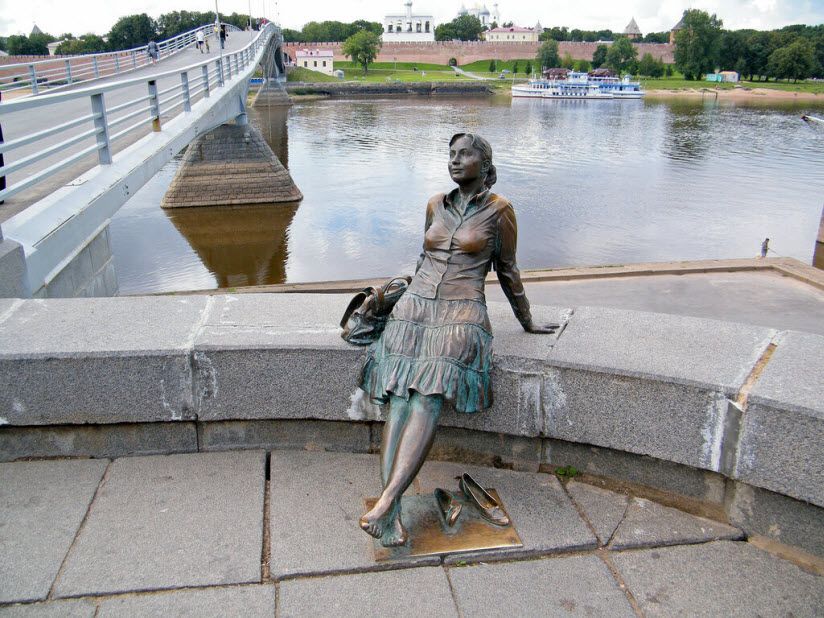 Памятник Девушке-Туристке