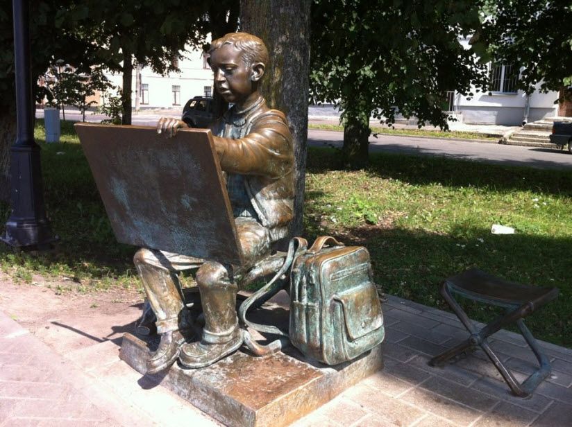 Скульптура «Рисующий мальчик»