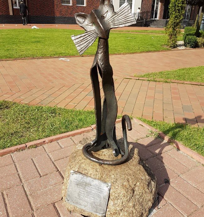 Памятник кошке Ля Мурке