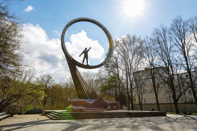 Монумент «Покорителям ближней вселенной»