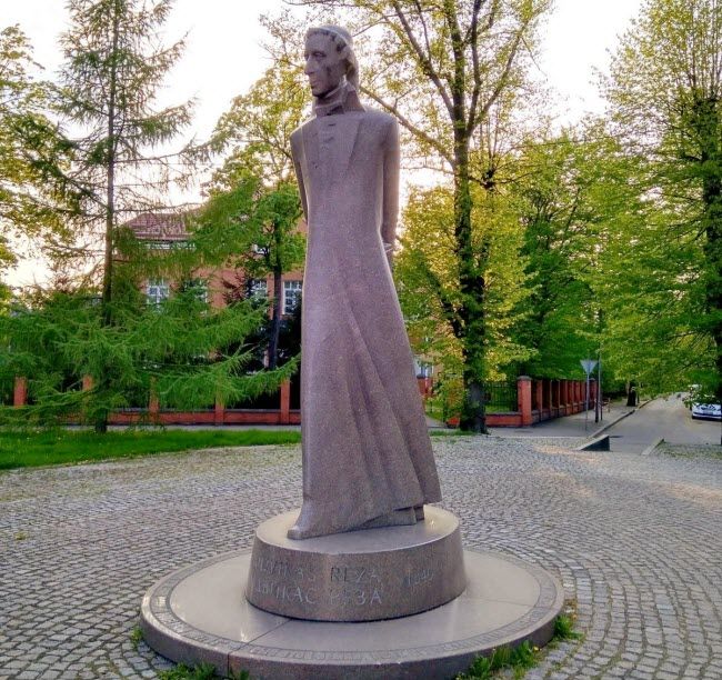 Памятник Л. Реза