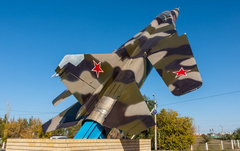 Памятник-самолёт «МиГ-23УБ»
