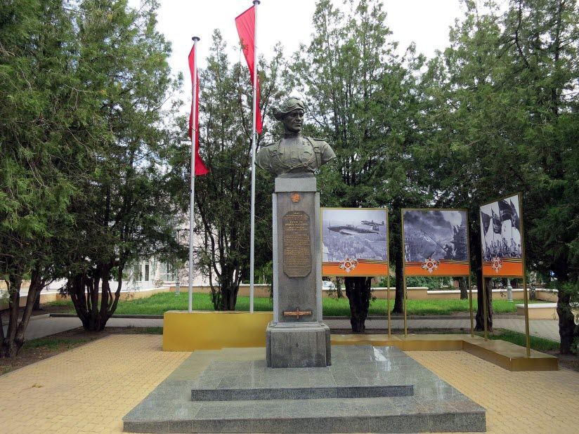 Памятник Н.Д. Гулаеву