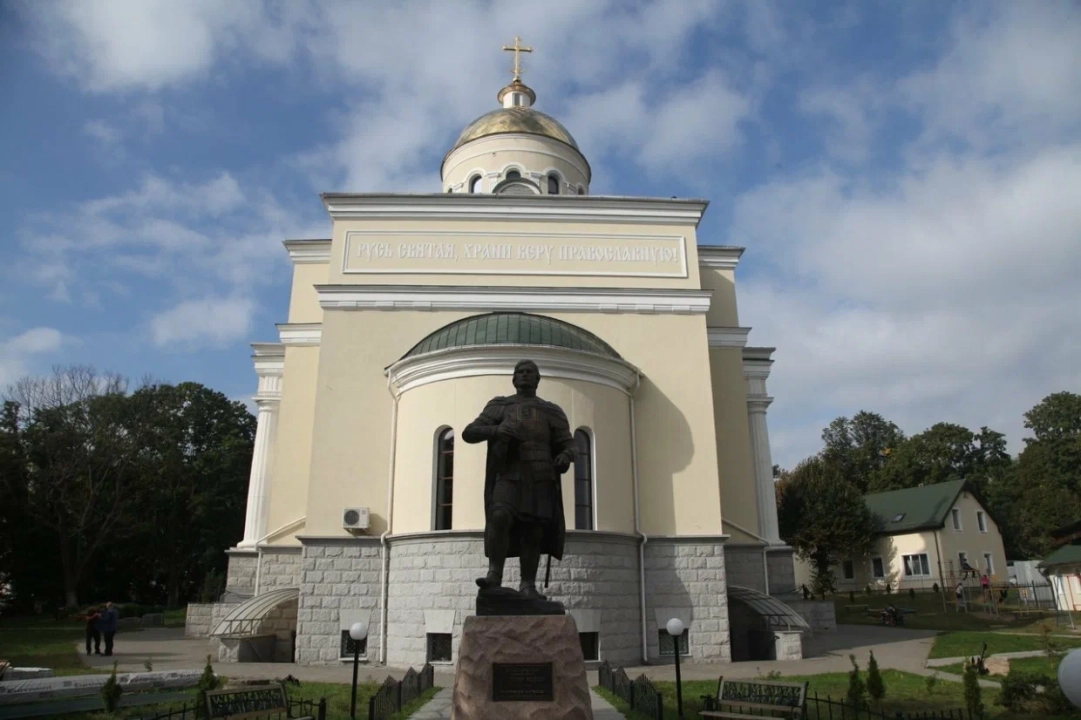 Памятник Святой Александр Невский