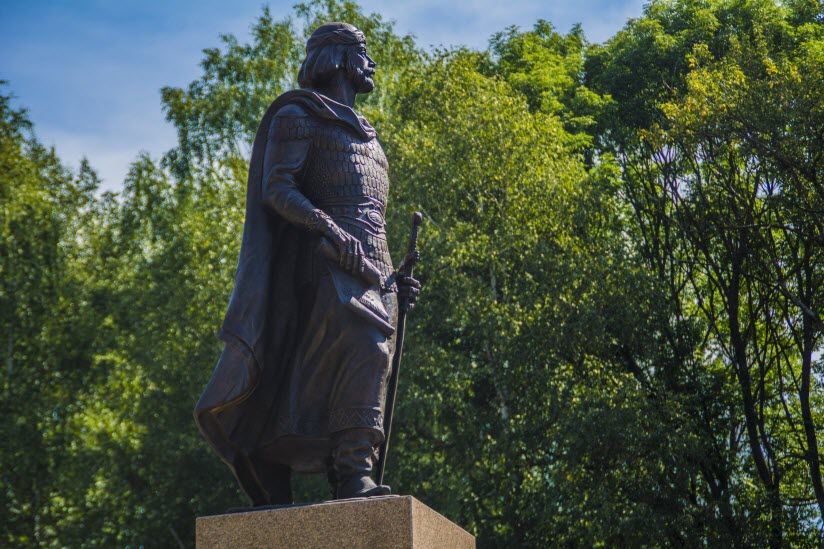 Памятник Святому Благоверному Князю Ростиславу