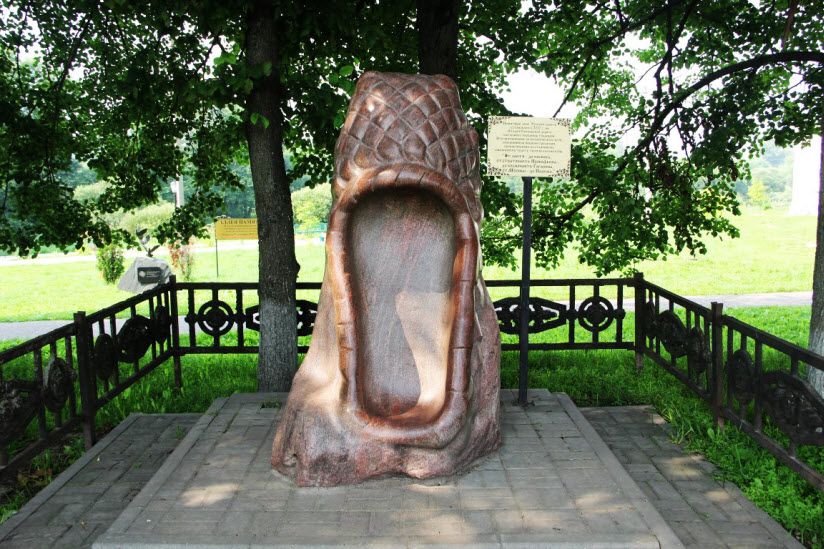 Памятник русскому лаптю