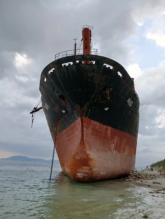 Корабль «Рио» — севший на мель у Кабардинки сухогруз