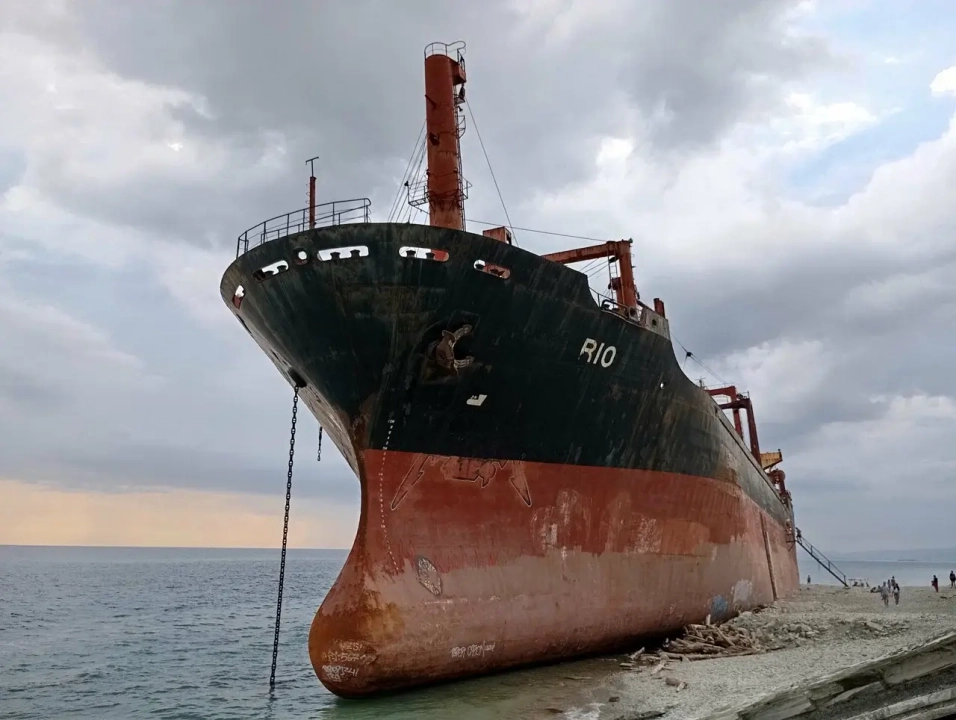 Корабль «Рио» — севший на мель у Кабардинки сухогруз