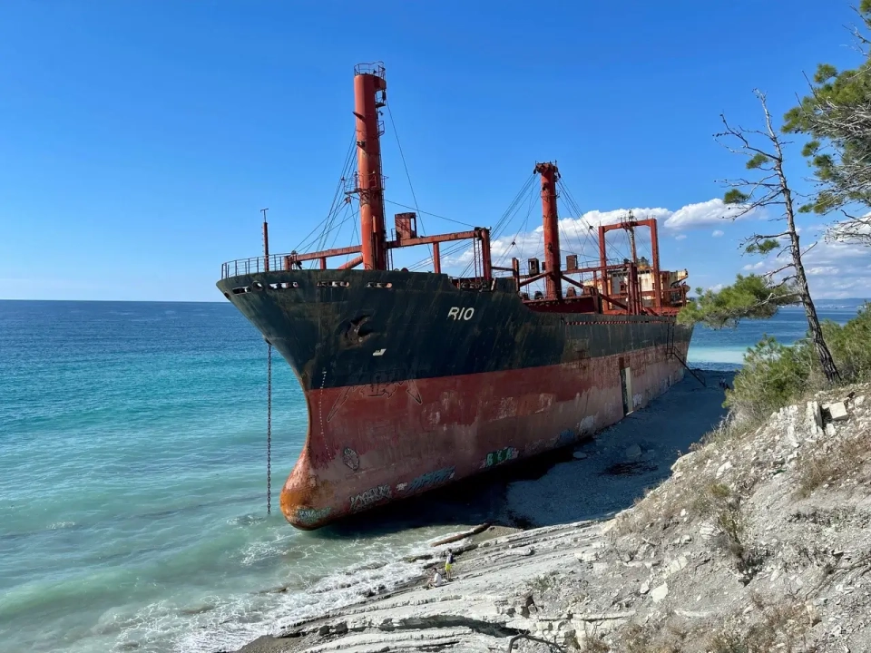 Корабль «Рио» — севший на мель у Кабардинки сухогруз