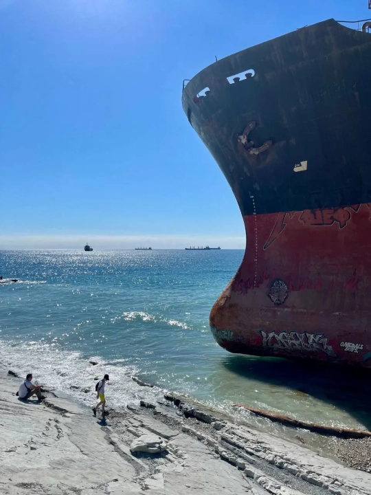 Корабль «Рио» — севший на мель у Кабардинки сухогруз