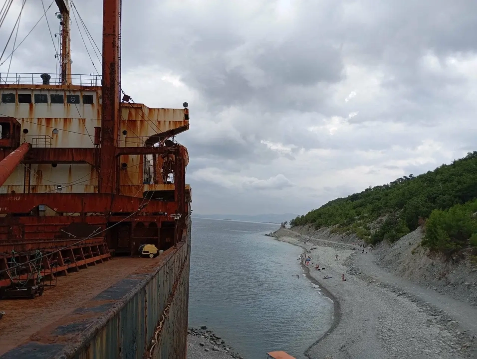 Корабль «Рио» — севший на мель у Кабардинки сухогруз