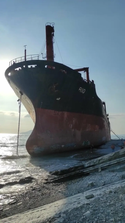 Корабль «Рио» — севший на мель у Кабардинки сухогруз