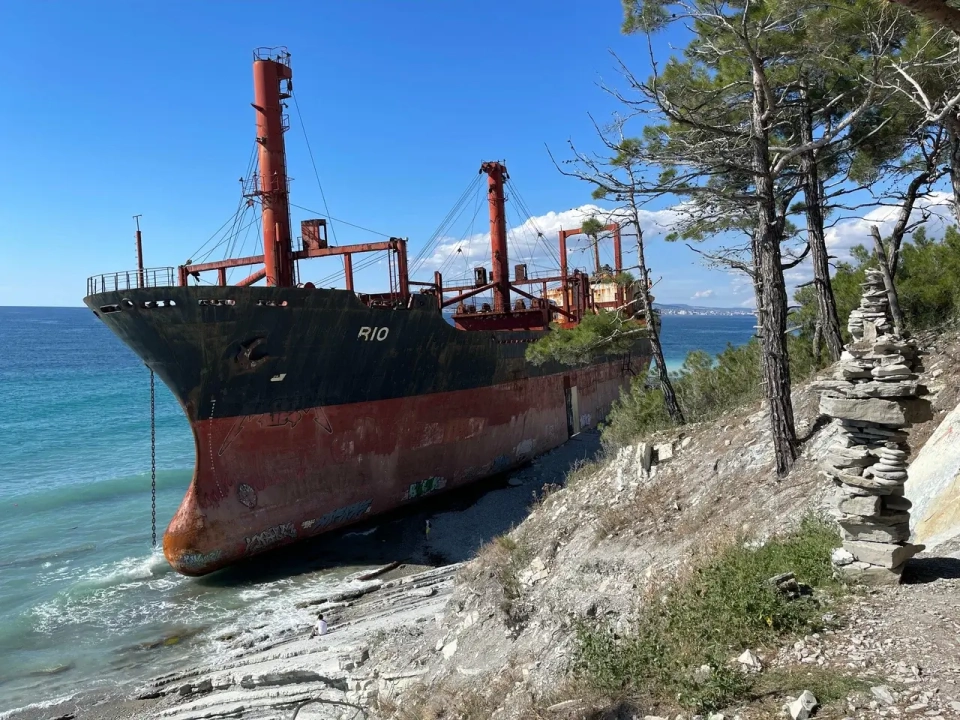 Корабль «Рио» — севший на мель у Кабардинки сухогруз