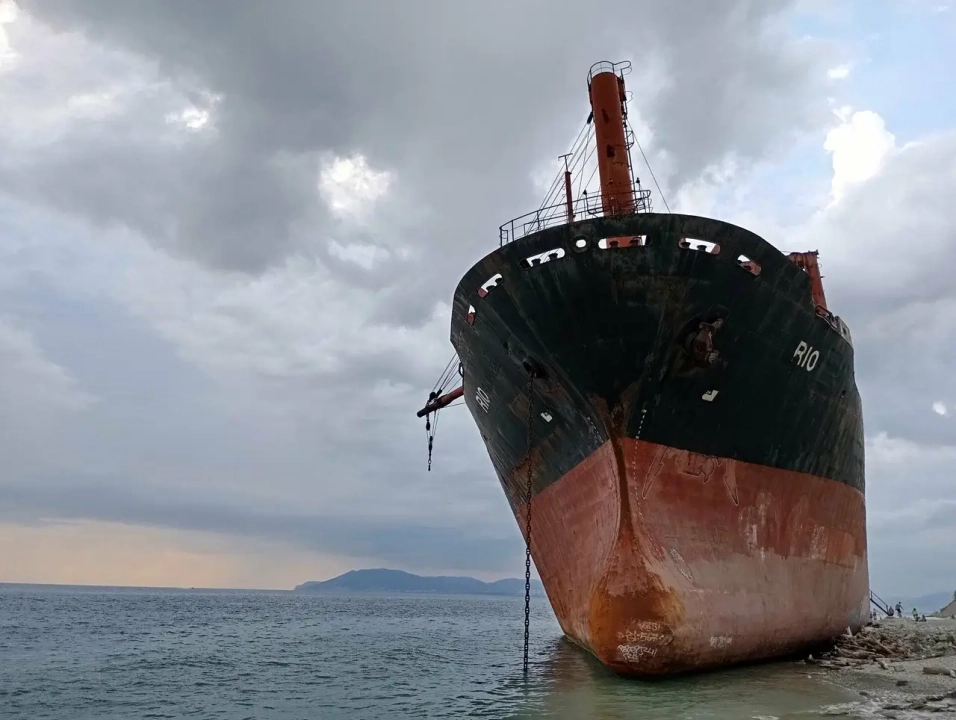 Корабль «Рио» — севший на мель у Кабардинки сухогруз
