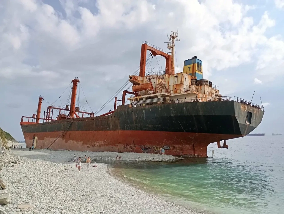 Корабль «Рио» — севший на мель у Кабардинки сухогруз