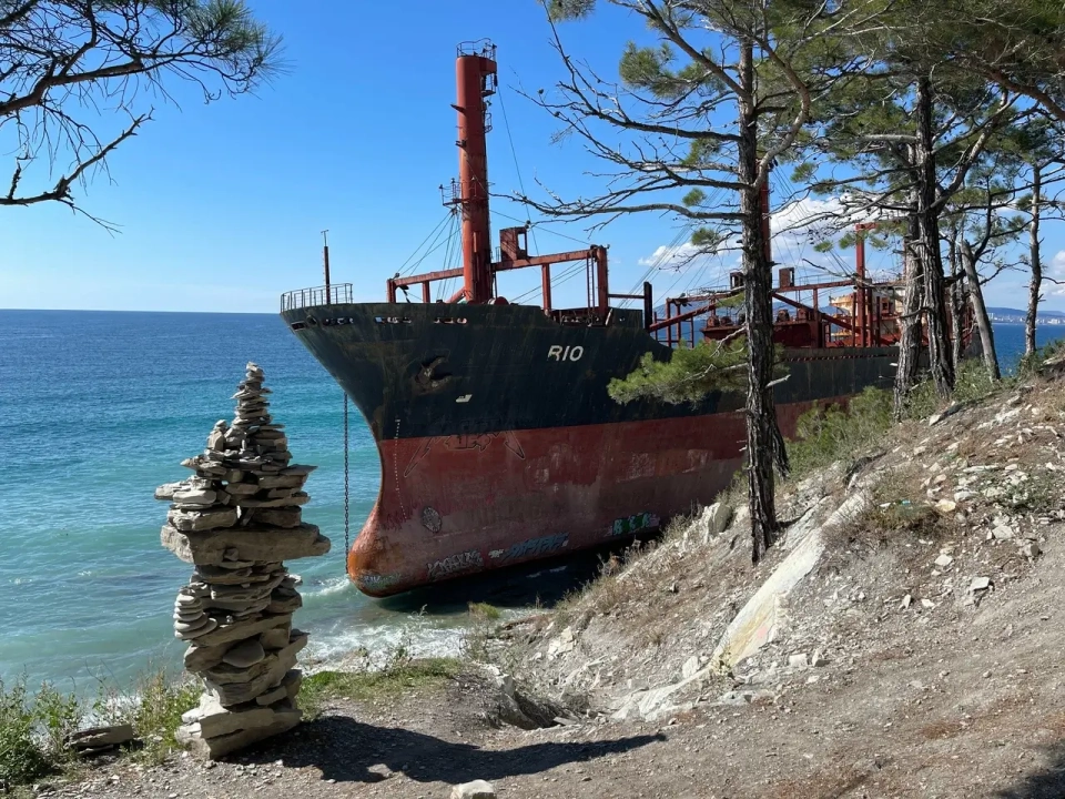 Корабль «Рио» — севший на мель у Кабардинки сухогруз