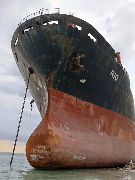 Корабль «Рио» — севший на мель у Кабардинки сухогруз