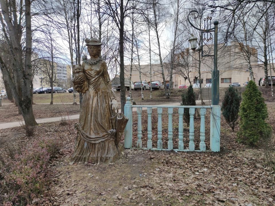 Скульптура Дама с собачкой