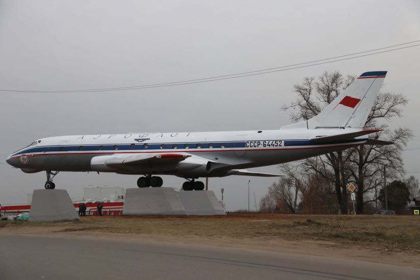 Памятник самолету ТУ-124