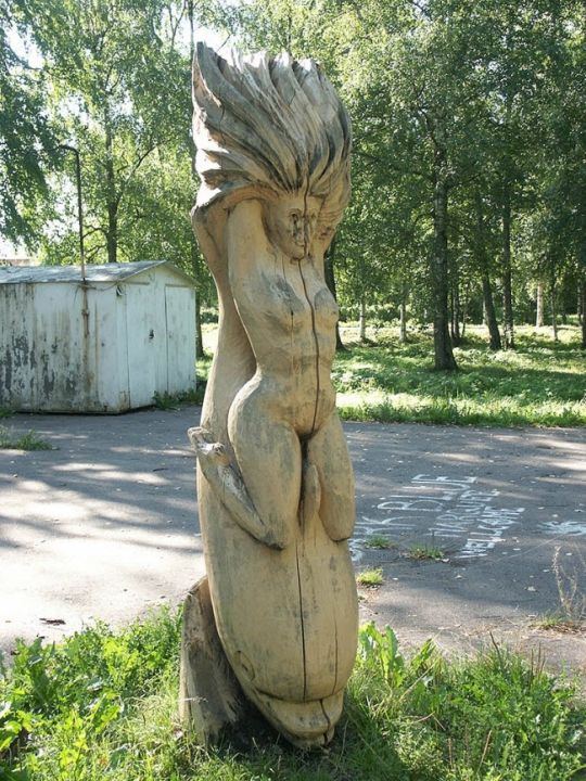 Деревянные скульптуры на улице Гагарина