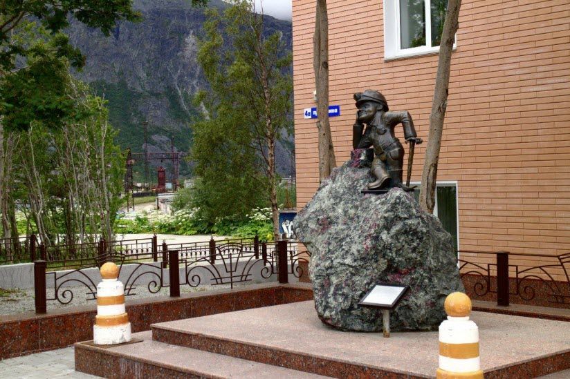 Памятник горнякам