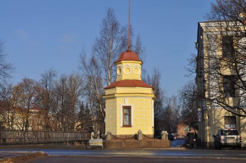 Кронштадтский футшток и здание мареографа