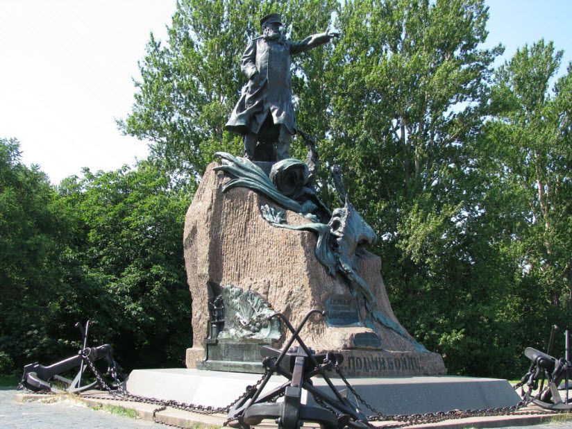 Памятник адмиралу Макарову