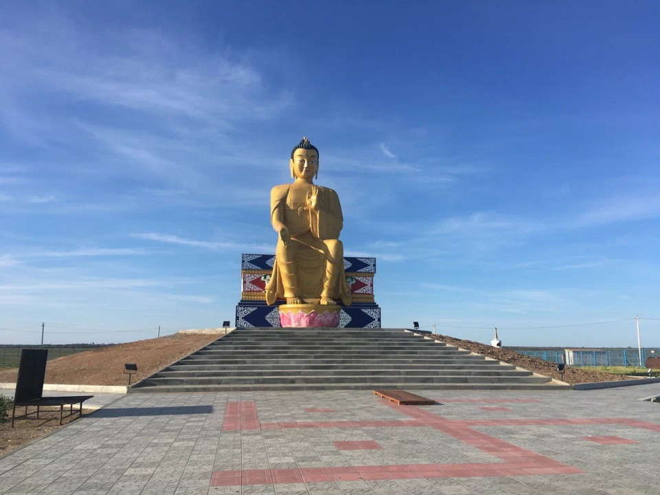 Статуя Будда Майтрея