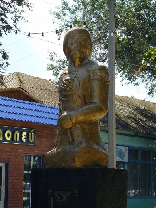 Памятник хану Аюке