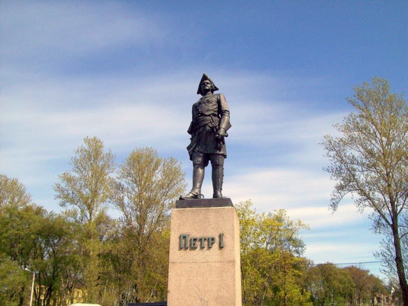 Памятник Петру I