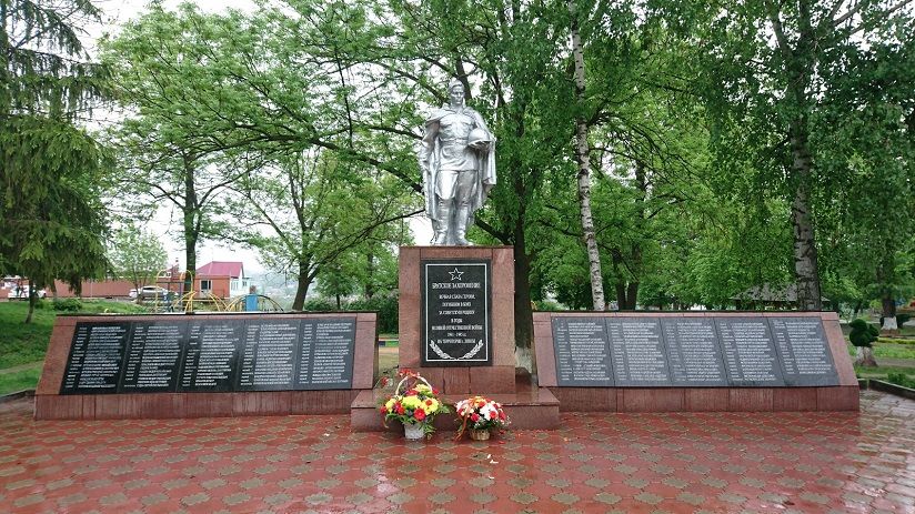 Братская могила советских солдат