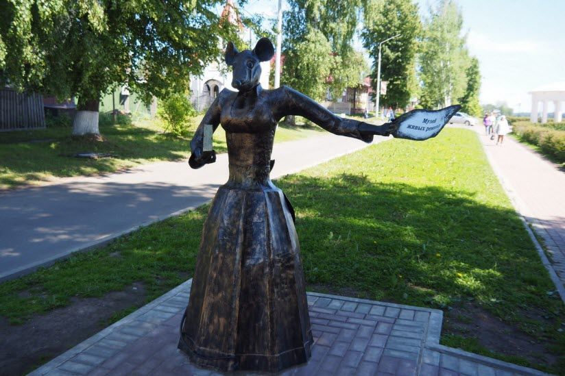 Скульптура «Мышь с сыром»