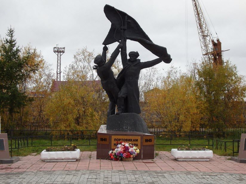 Памятник портовикам