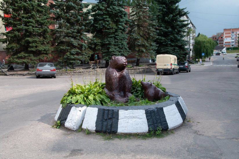 Медведица с медвежонком