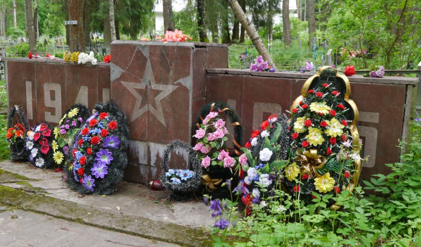 Братская могила на городском кладбище