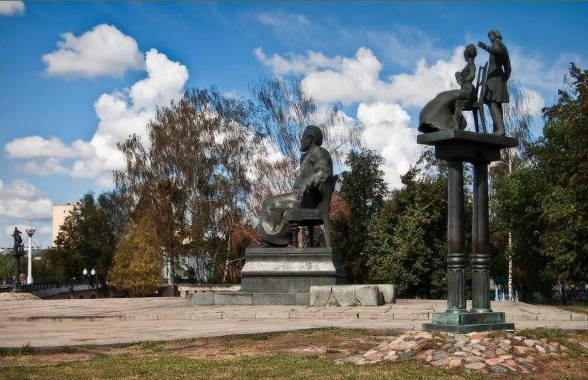 памятник Лескову
