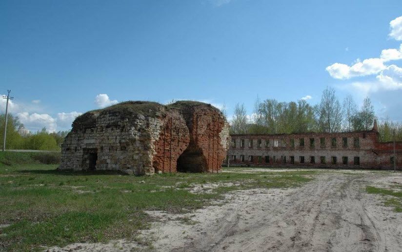 Руины доменной печи XVIII века в Истье