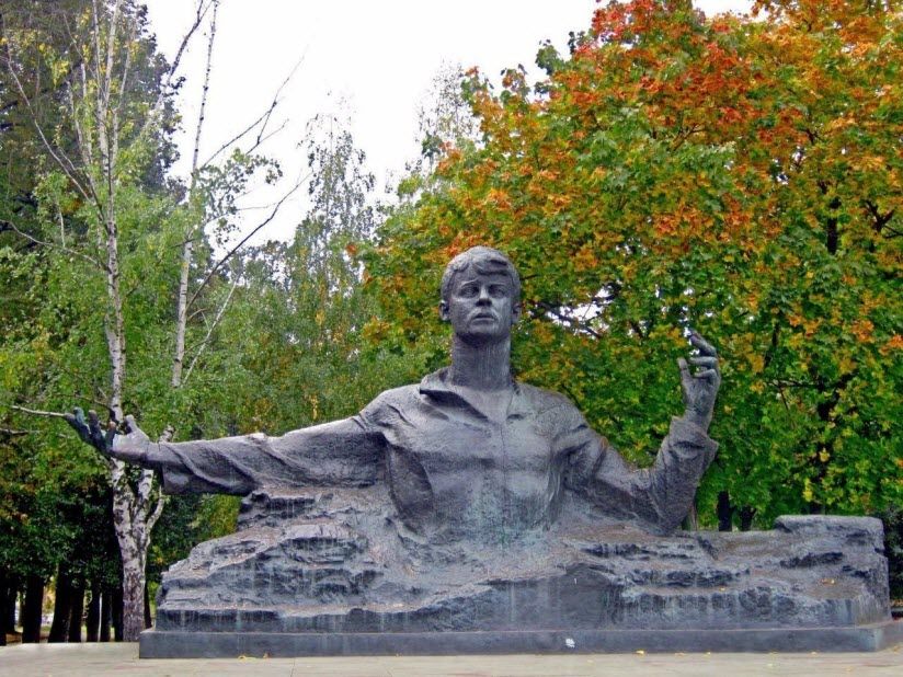 Памятник Сергею Есенину