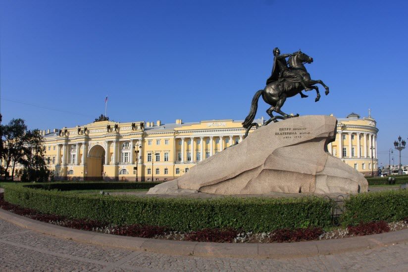 Сенатская площадь и памятник «Медный всадник»