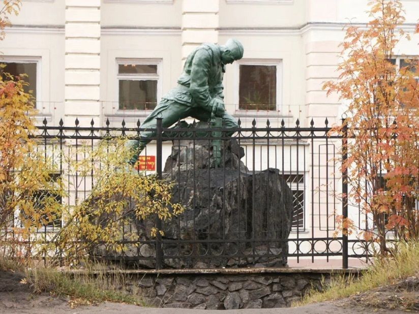 Памятник Трудовой Славы «Строителям Северного флота»