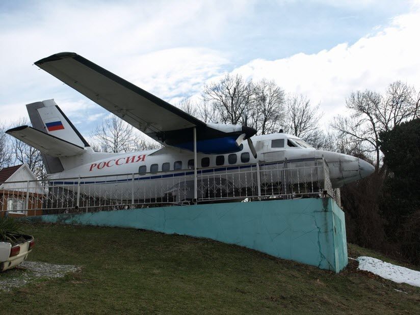 Самолет-памятник Л-410