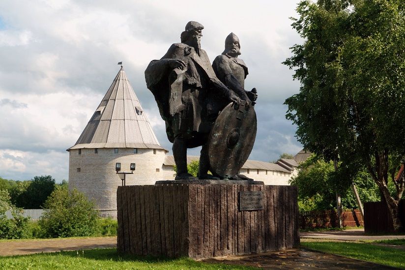 Памятник «Рюрику и Олегу»