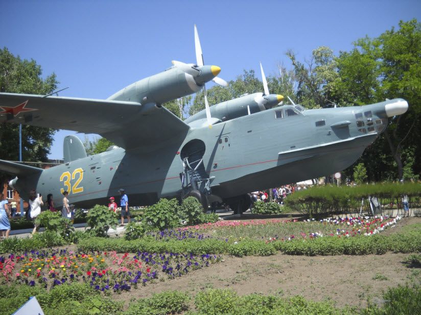 Памятник-самолет Бе-12