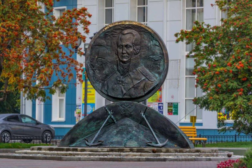 Скульптура «Адмирал Ушаков»