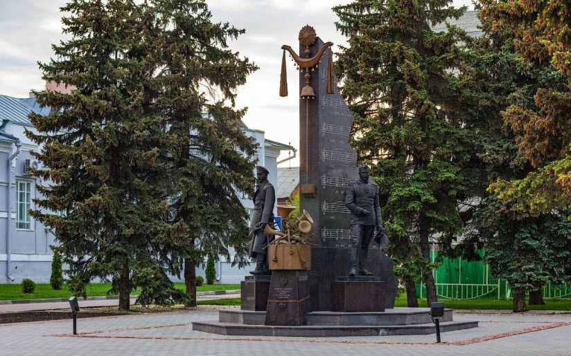 Памятник В. Агапкину и И. Шатрову