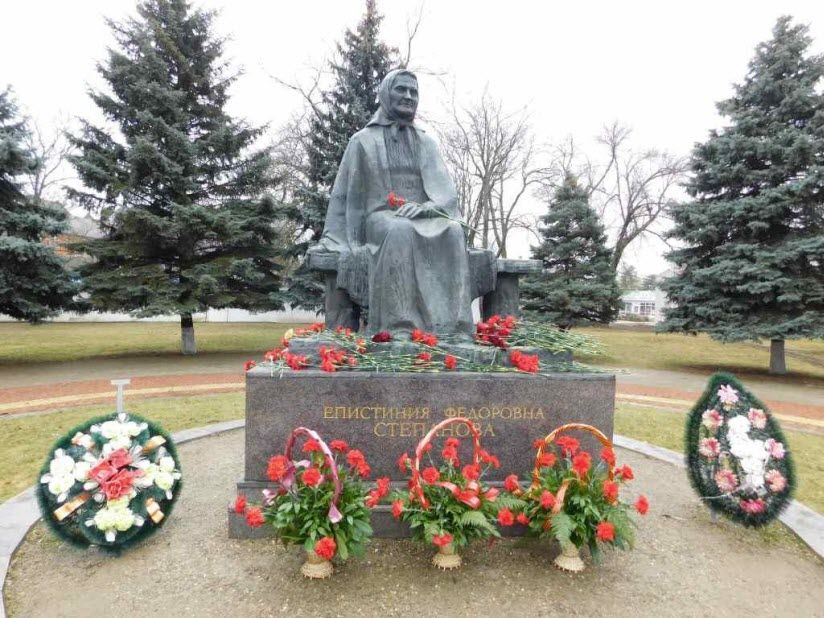 Памятник «Мать»