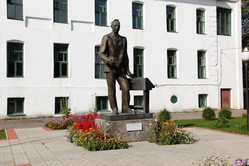 Памятник учителю
