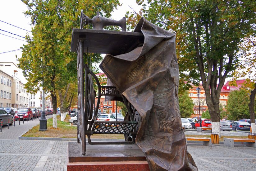 Памятник швейной машинке «Зингер»