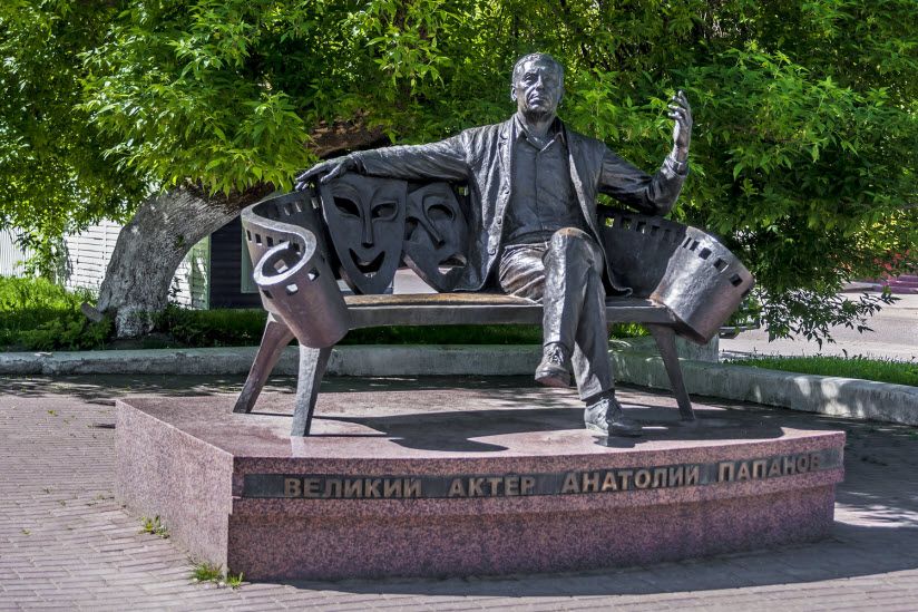 Памятник А. Папанову