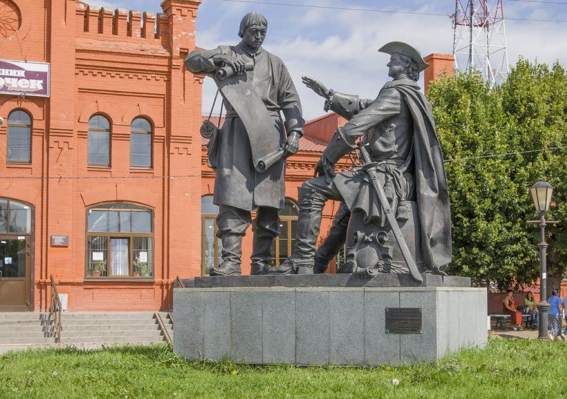 Памятник Петру I и Сердюкову